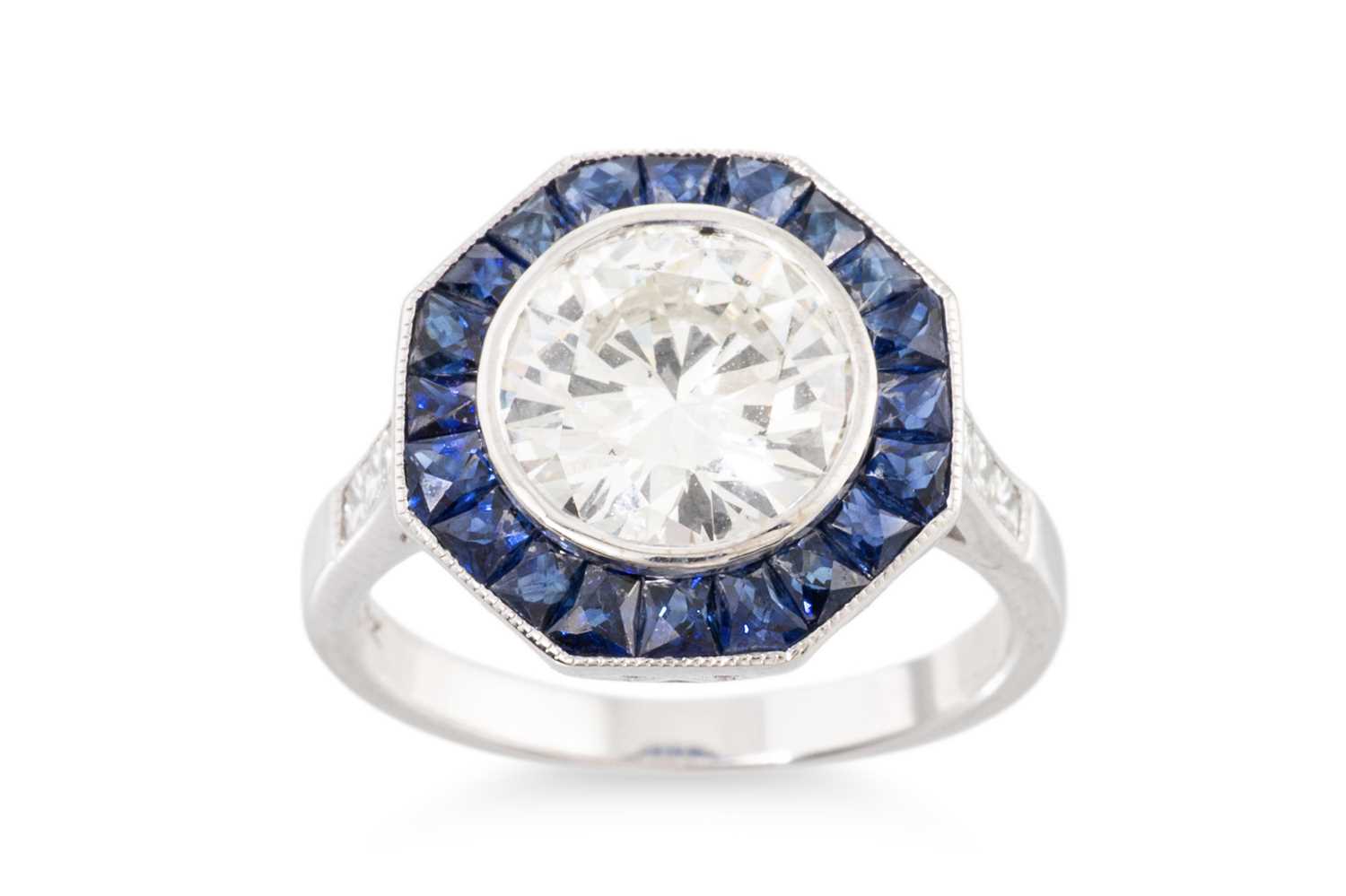 Lot 400 - AN ART DECO STYLE DIAMOND AND SAPPHIRE CLUSTER...