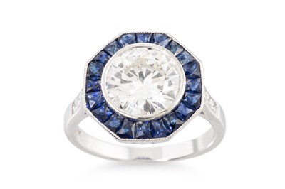 Lot 400 - AN ART DECO STYLE DIAMOND AND SAPPHIRE CLUSTER...