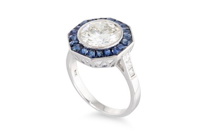 Lot 400 - AN ART DECO STYLE DIAMOND AND SAPPHIRE CLUSTER...