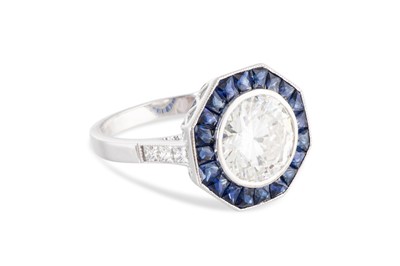 Lot 400 - AN ART DECO STYLE DIAMOND AND SAPPHIRE CLUSTER...