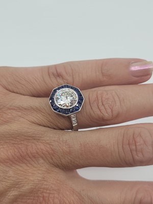Lot 400 - AN ART DECO STYLE DIAMOND AND SAPPHIRE CLUSTER...