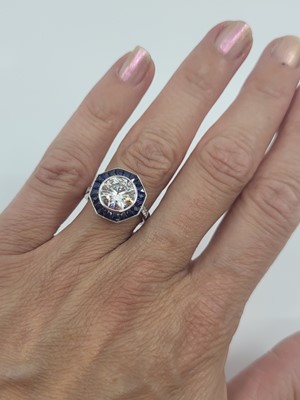 Lot 400 - AN ART DECO STYLE DIAMOND AND SAPPHIRE CLUSTER...