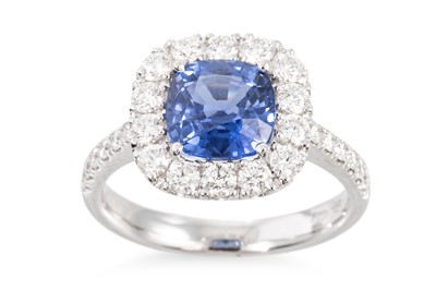 Lot 402 - A SAPPHIRE AND DIAMOND CLUSTER RING, the...