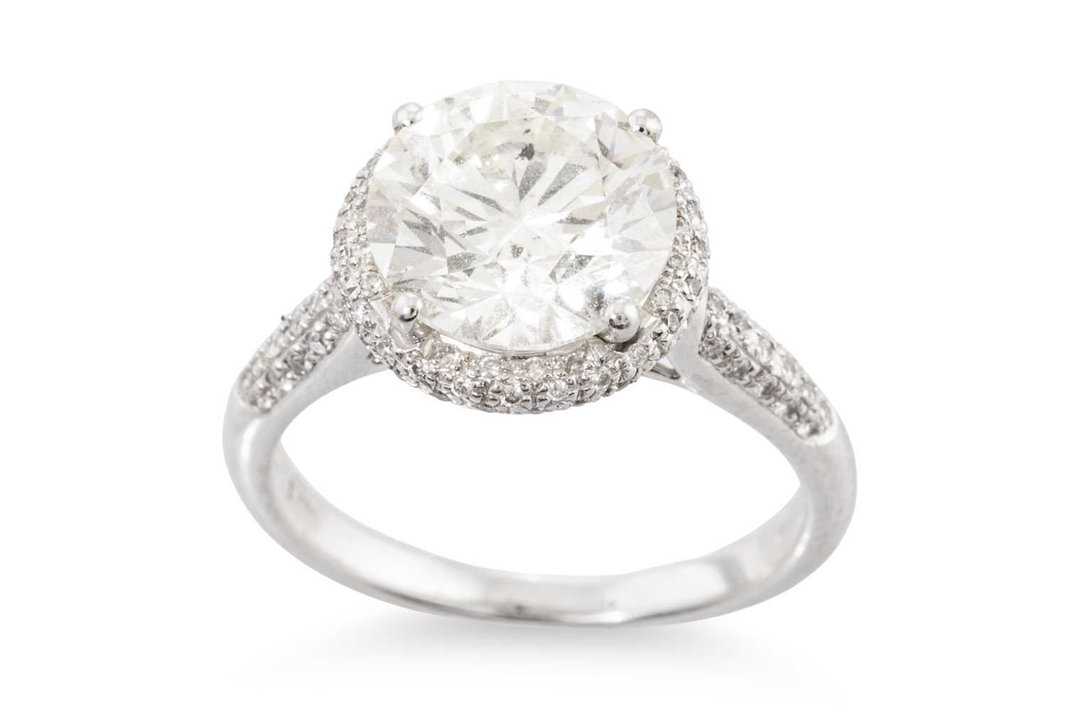Lot 406 - A DIAMOND SOLITAIRE RING, the brilliant cut...