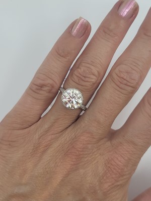 Lot 406 - A DIAMOND SOLITAIRE RING, the brilliant cut...