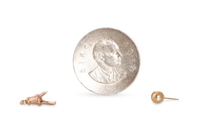 Lot 25 - A COLLECTION OF TWO GOLD PIECES FOR RECYCLING,...