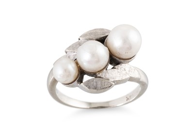 Lot 310 - A TRIPLE CULTURED PEARL SET DRESS RING,...