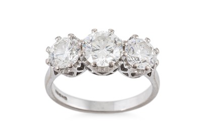 Lot 341 - A THREE STONE DIAMOND RING, the brilliant cut...