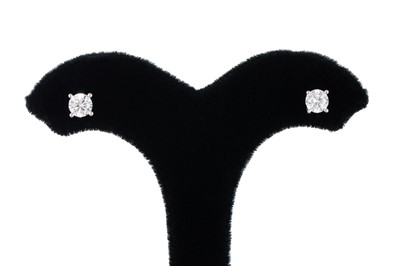 Lot 250 - A PAIR OF DIAMOND STUD EARRINGS, the brilliant...