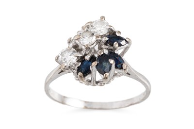 Lot 251 - A VINTAGE DIAMOND AND SAPPHIRE SET CLUSTER...