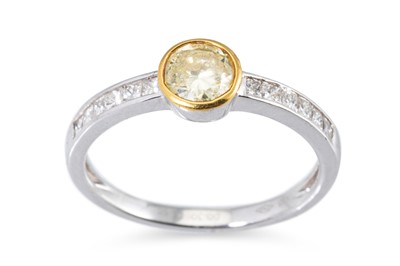 Lot 302 - A DIAMOND SOLITAIRE RING, the fancy yellow...