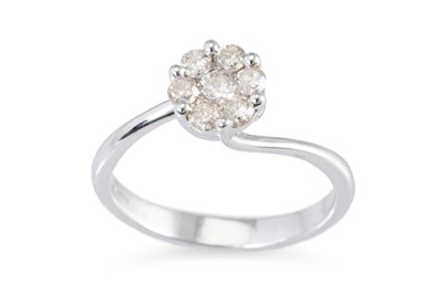 Lot 304 - A DIAMOND CLUSTER RING, set with brilliant cut...