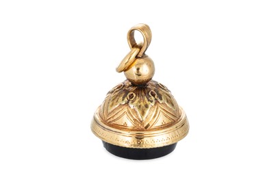 Lot 182 - AN ANTIQUE ONYX SET FOB PENDANT, mounted in...
