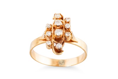 Lot 41 - A DIAMOND CLUSTER RING, the brilliant cut...
