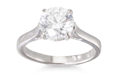 Lot 323 - A DIAMOND SOLITAIRE RING, the brilliant-cut...