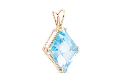 Lot 85 - A LARGE TOPAZ PENDANT, the topaz of...