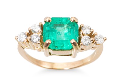 Lot 228 - AN EMERALD AND DIAMOND RING, the trap cut...