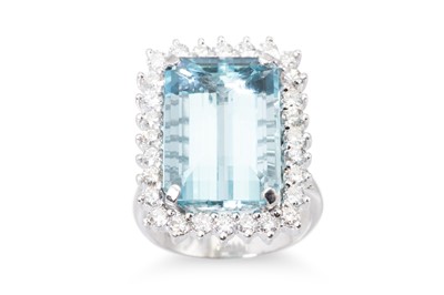 Lot 317 - AN AQUAMARINE AND DIAMOND CLUSTER RING, the...