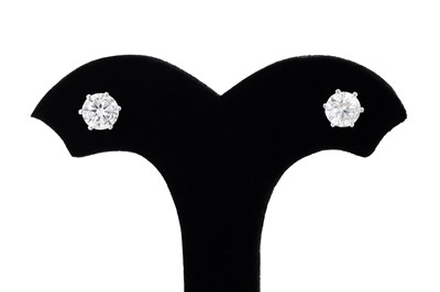 Lot 267 - A PAIR OF DIAMOND STUD EARRINGS, the brilliant...