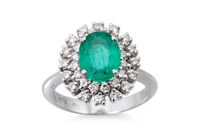 Lot 268 - AN EMERALD AND DIAMOND CLUSTER RING, the oval...