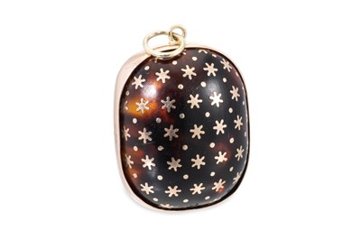 Lot 237 - AN ANTIQUE PIQUE WORK TORTOISESHELL PENDANT,...