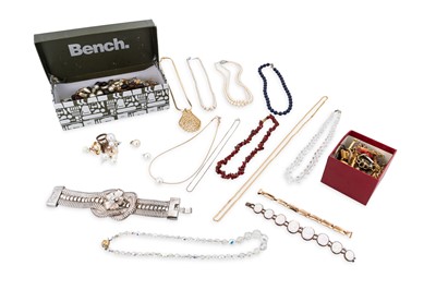 Lot 238 - A LARGE COLLECTION OF VINTAGE JEWELLERY, to...