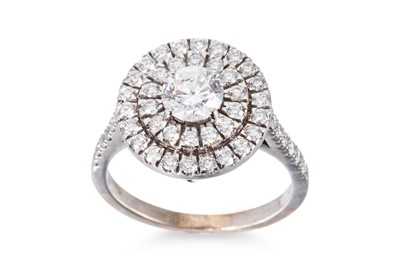 Lot 107 - A DIAMOND RING, of target cluster design,...
