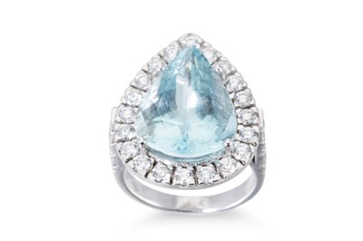 Lot 108 - AN AQUAMARINE AND DIAMOND RING, the pear...