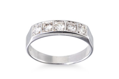 Lot 211 - A FIVE STONE DIAMOND RING, the brilliant cut...