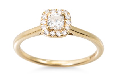 Lot 161 - A DIAMOND CLUSTER RING, the central cushion...