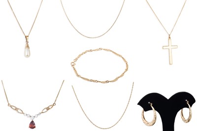 Lot 226 - A COLLECTION OF 9CT GOLD ITEMS, to include a...