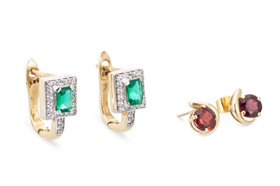 Lot 198 - TWO PAIRS OF 14CT GOLD EARRINGS, gw 6.5 g.