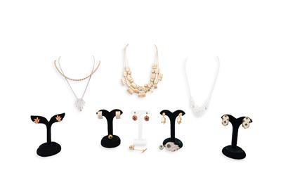 Lot 203 - A LARGE COLLECTION OF COSTUME JEWELLERY,...