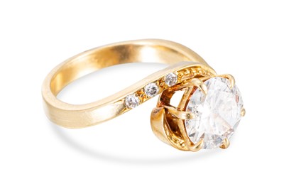 Lot 291 - A DIAMOND SOLITAIRE RING, the transitional cut...