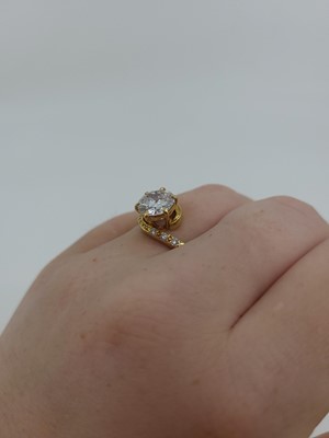 Lot 291 - A DIAMOND SOLITAIRE RING, the transitional cut...