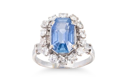 Lot 292 - A VINTAGE SAPPHIRE AND DIAMOND CLUSTER RING,...