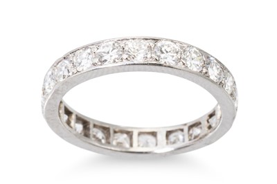 Lot 295 - A VINTAGE DIAMOND FULL BANDED ETERNITY RING,...