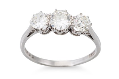 Lot 296 - AN ANTIQUE THREE STONE DIAMOND RING, the...