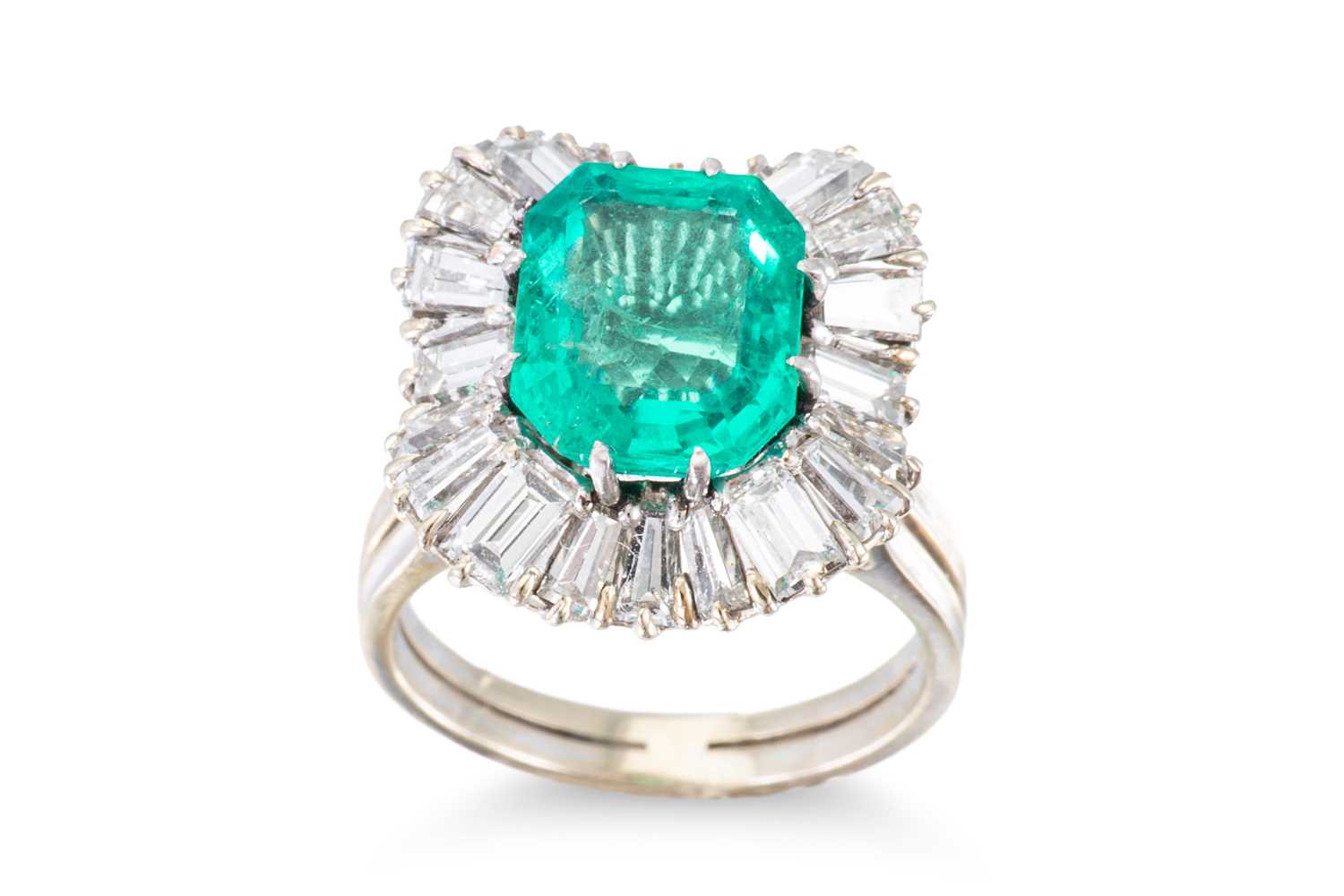 Lot 357 - AN EMERALD AND DIAMOND CLUSTER RING, the...