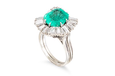 Lot 357 - AN EMERALD AND DIAMOND CLUSTER RING, the...