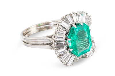 Lot 357 - AN EMERALD AND DIAMOND CLUSTER RING, the...