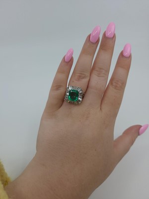 Lot 357 - AN EMERALD AND DIAMOND CLUSTER RING, the...