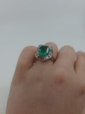 Lot 357 - AN EMERALD AND DIAMOND CLUSTER RING, the...