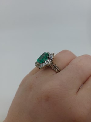 Lot 357 - AN EMERALD AND DIAMOND CLUSTER RING, the...