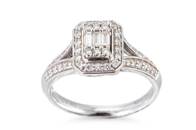 Lot 233 - A DIAMOND CLUSTER RING, set with round...