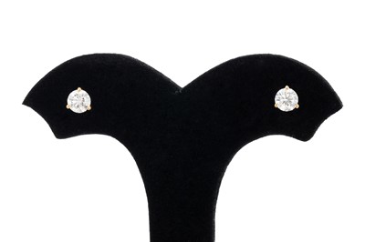 Lot 173 - A PAIR OF DIAMOND STUD EARRINGS, the round...