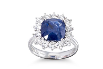 Lot 325 - A SAPPHIRE AND DIAMOND CLUSTER RING, the...