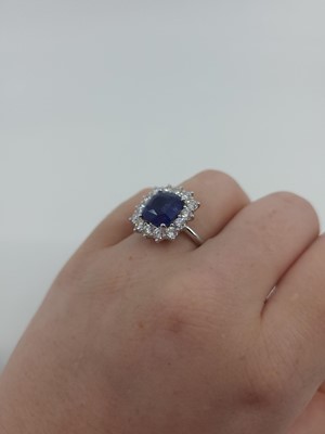 Lot 325 - A SAPPHIRE AND DIAMOND CLUSTER RING, the...