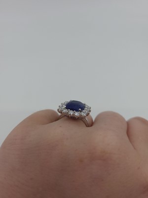 Lot 325 - A SAPPHIRE AND DIAMOND CLUSTER RING, the...