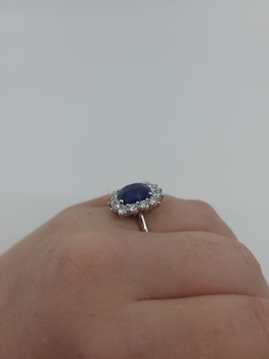 Lot 325 - A SAPPHIRE AND DIAMOND CLUSTER RING, the...